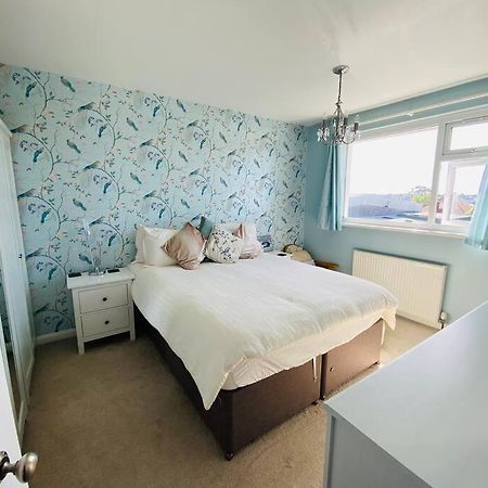 A Peaceful Holiday Home By The Sea Бриксам Екстериор снимка